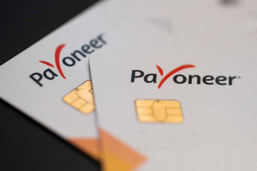 این تصویر دارای صفت خالی alt است؛ نام پروندهٔ آن Payoneer-Card.jpg است